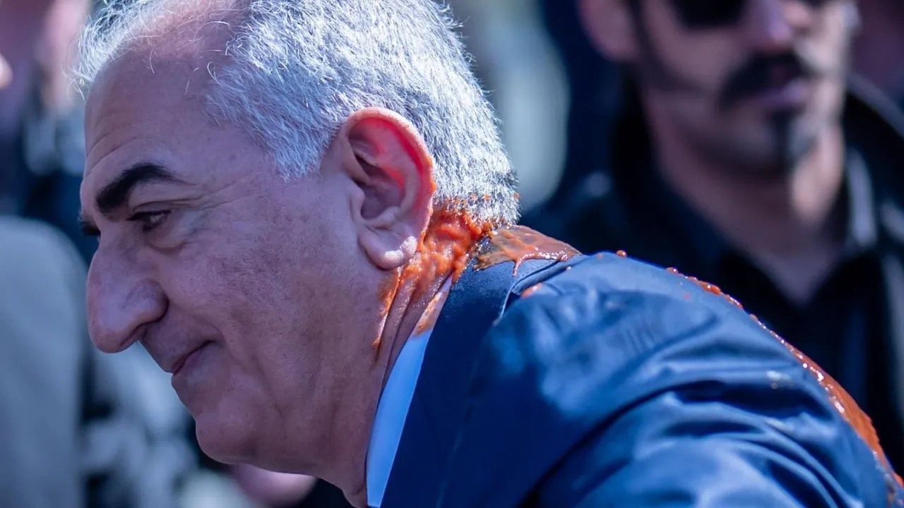 Наследного принца Ирана облили кетчупом