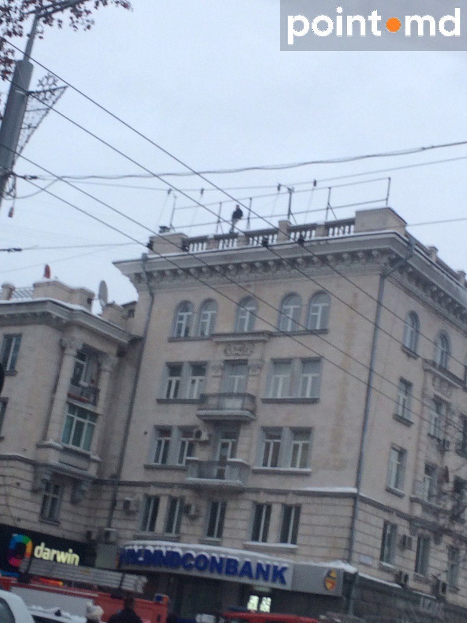 В центре столицы мужчина вновь угрожает спрыгнуть с крыши здания
