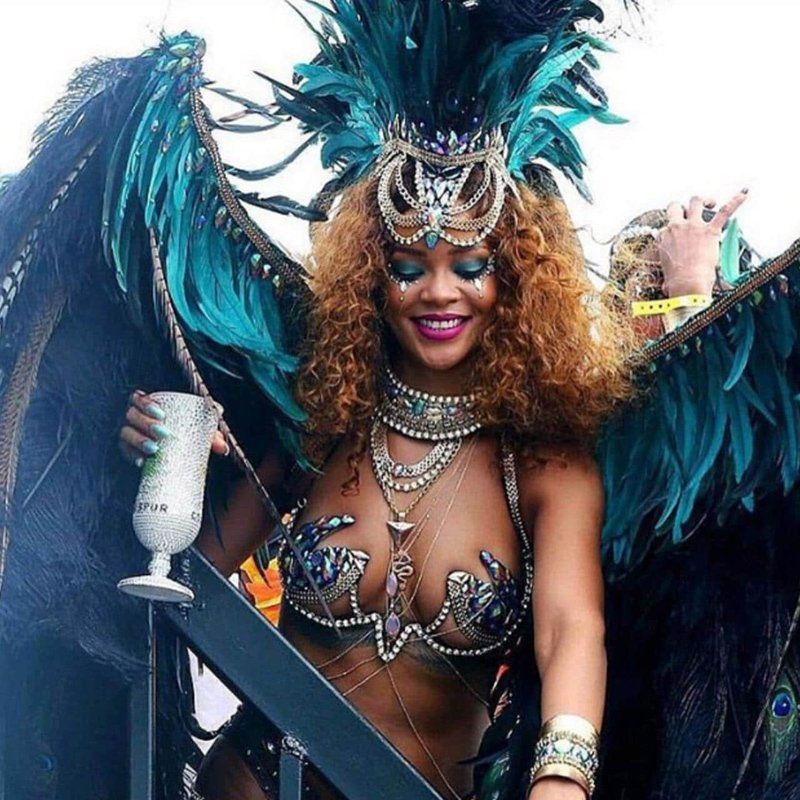 В выходные Рианна взорвала соцсети новым нарядом