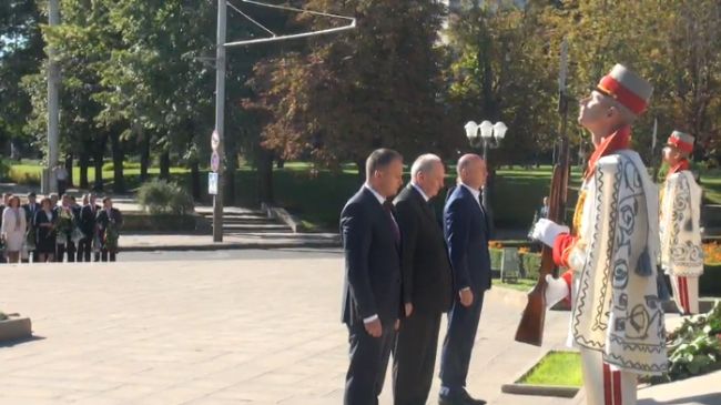 День языка: первые лица страны возложили цветы к памятнику Штефана чел Маре