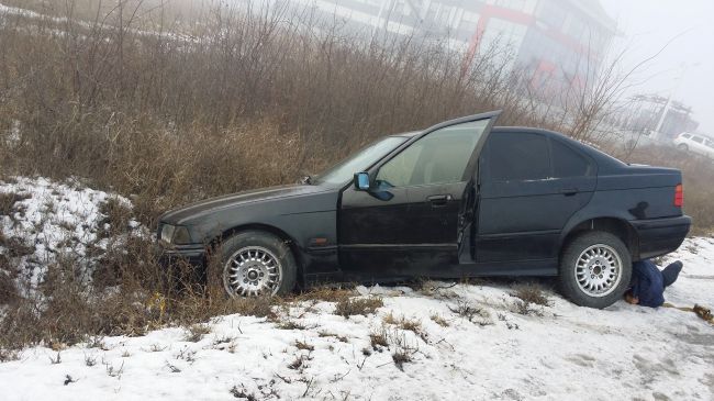 Soferul unui BMW a derapat pe sosea si a ajuns cu masina intr-un sant