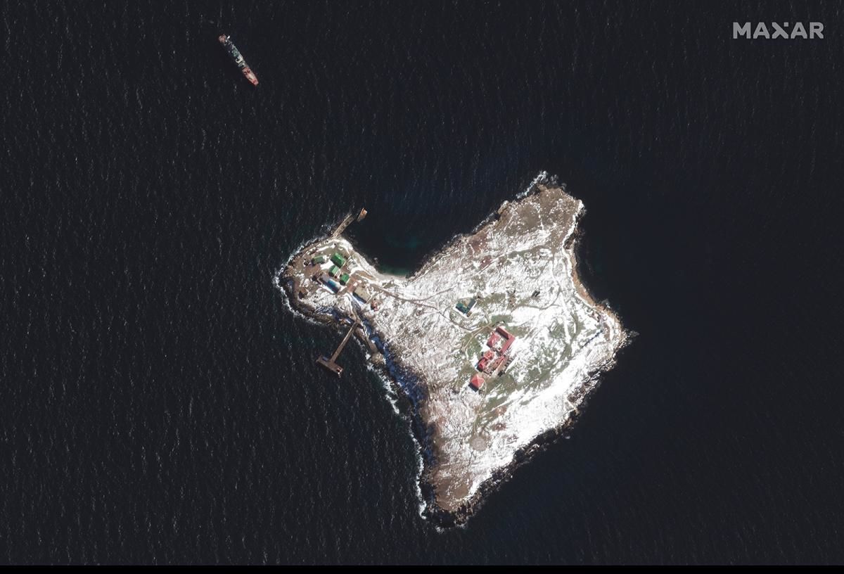 Снимок со спутника: Военный корабль РФ стоит на якоре у острова Змеиный