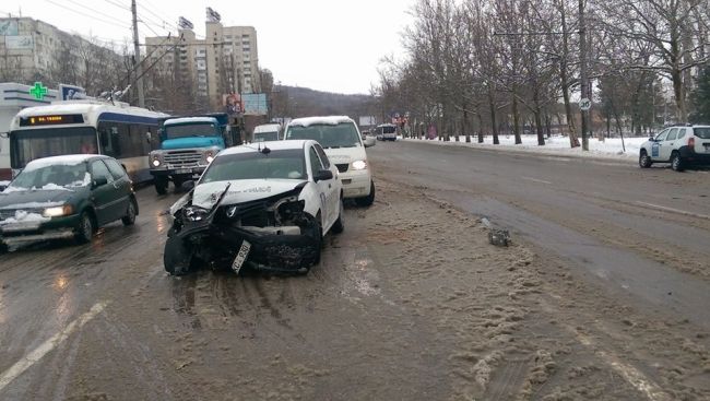 Одного пострадавшего госпитализировали после ДТП на улице Каля Ешилор
