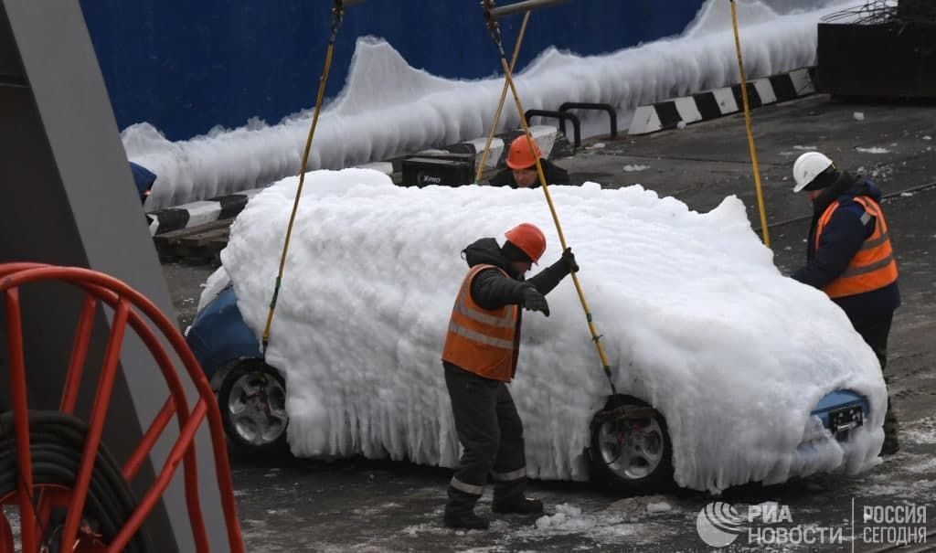 В порт Владивостока прибыл корабль с обледеневшими авто