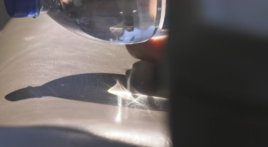 Ce se întâmplă dacă lași o sticlă de apă pe scaunul pasagerului