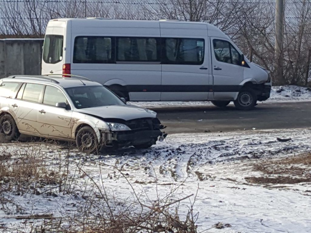 В Страшенах столкнулись рейсовый микроавтобус и автомобиль