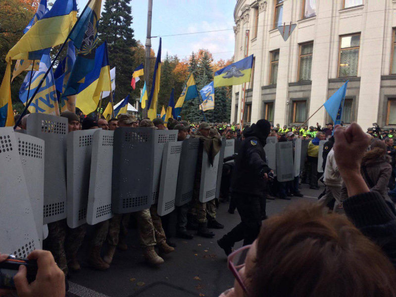 Митингующие прорываются во двор Рады, пострадал полицейский