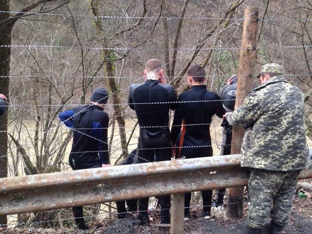 На границе Украины задержали 14 контрабандистов в гидрокостюмах