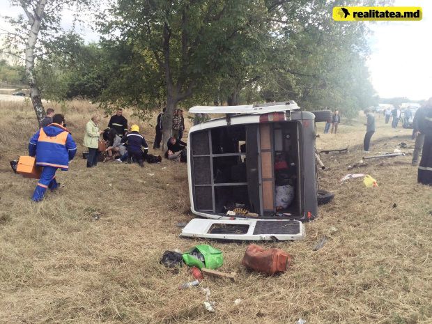 Un microbuz de pe ruta Chişinău - Cahul s-a răsturnat. Sunt răniţi