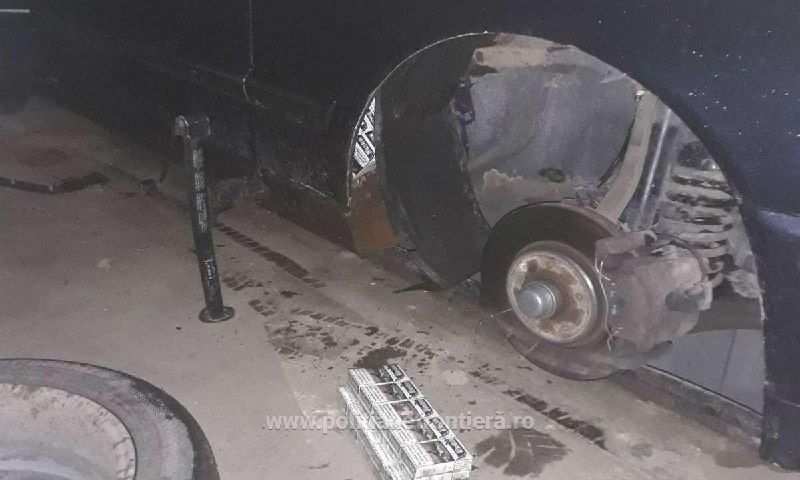 20-летний парень "укомплектовал" свой Mercedes контрабандными сигаретами