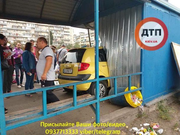 Под Киевом авто врезалось в киоск на остановке