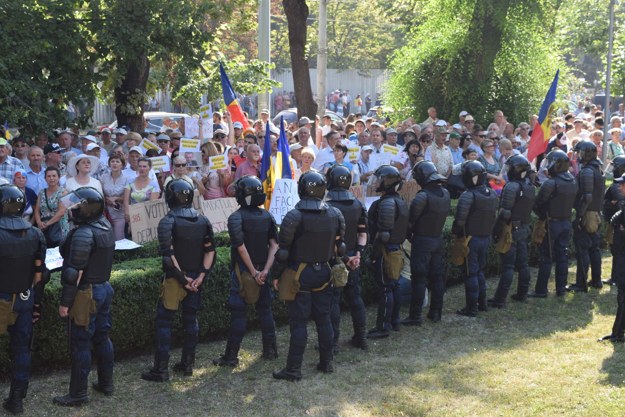 Protest în fața Parlamentului. Polițiștii au împânzit zona