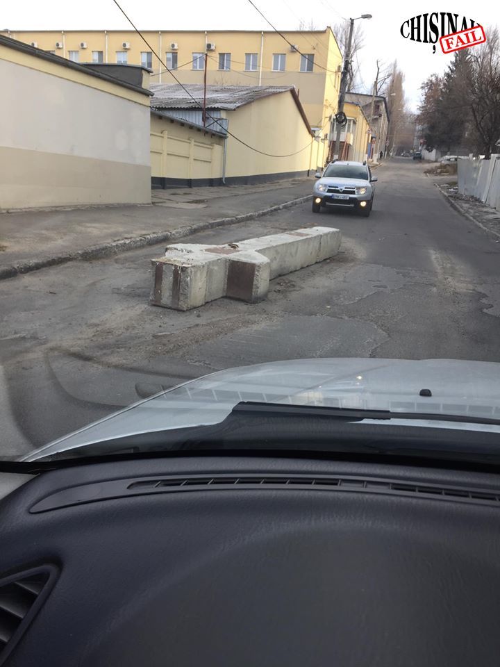 В столице целый год бетонная глыба лежит посреди дороги