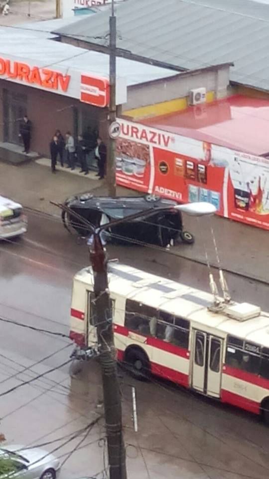 В Кишиневе на улице Мунчештской перевернулся автомобиль