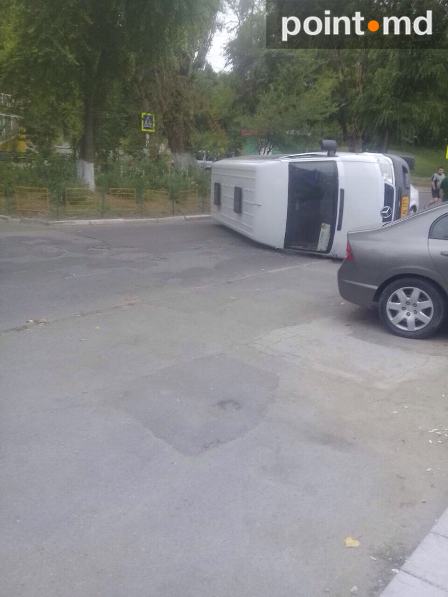 Dimineață cu ghinion pentru doi șoferi, implicați într-un accident
