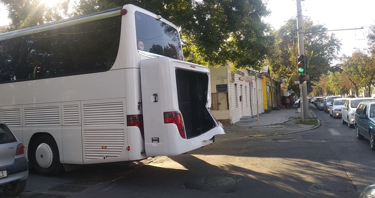В центре Кишинева скорая помощь столкнулась с автобусом