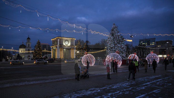 Гигантские ёлочные шары установили на центральной площади Кишинёва