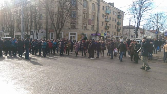 Strada Tighina şi b-dul Ştefan cel Mare, blocate de vînzătorii de la Piaţa Centrală