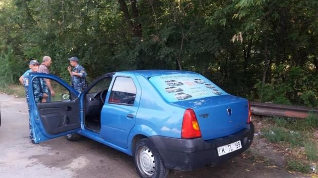 Locuitorii capitalei continuă să-și spele mașinile pe malul râul Bâc
