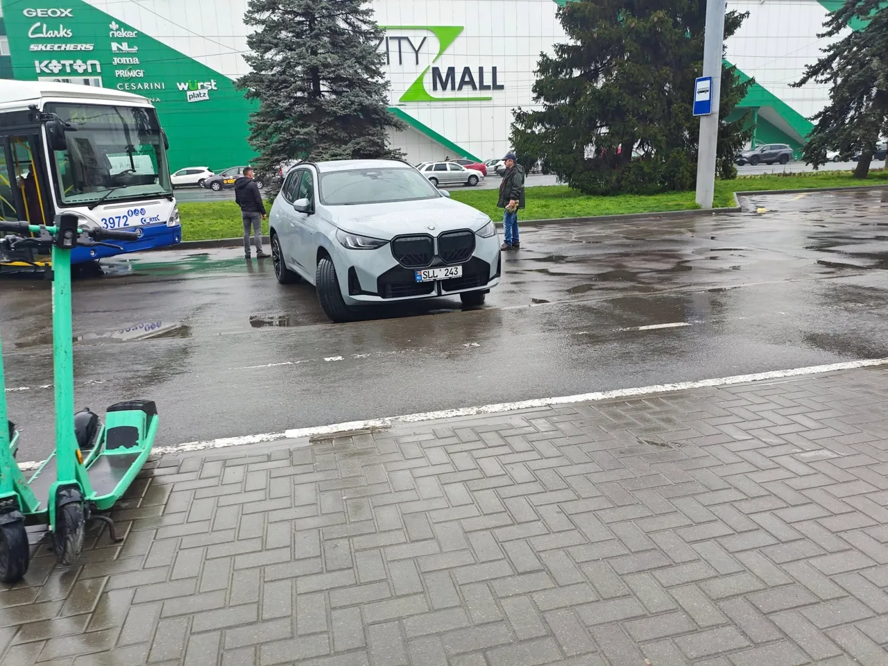В Кишиневе встали троллейбусы из-за автохама на BMW
