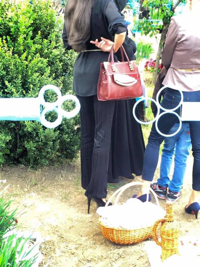 Ce tocuri a ales să poarte o domnișoară la cimitir de Paștele Blajinilor