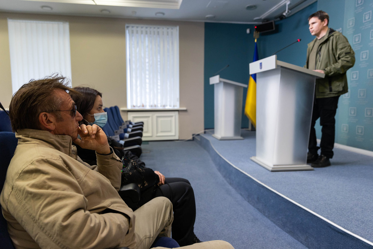 Шон Пенн приехал в Украину: он встретился с военными и журналистами