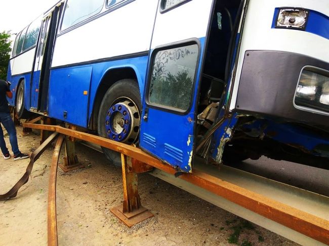 В Сынжере автобус съехал с дороги и повис на ограждении