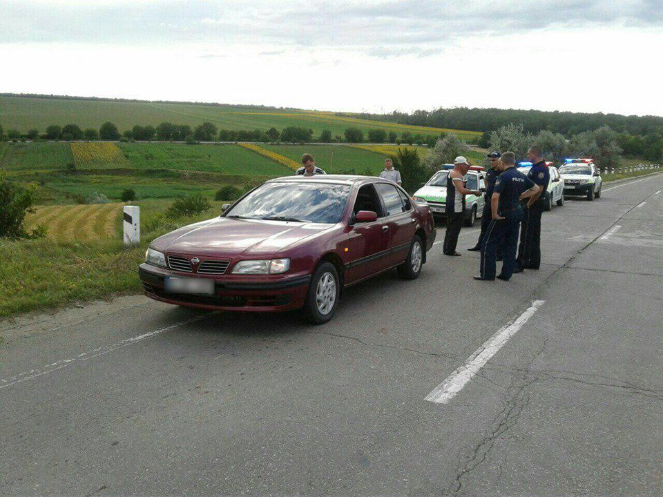 Un bărbat, maltratat și lăsat fără mașină. Făptașii, reținuți