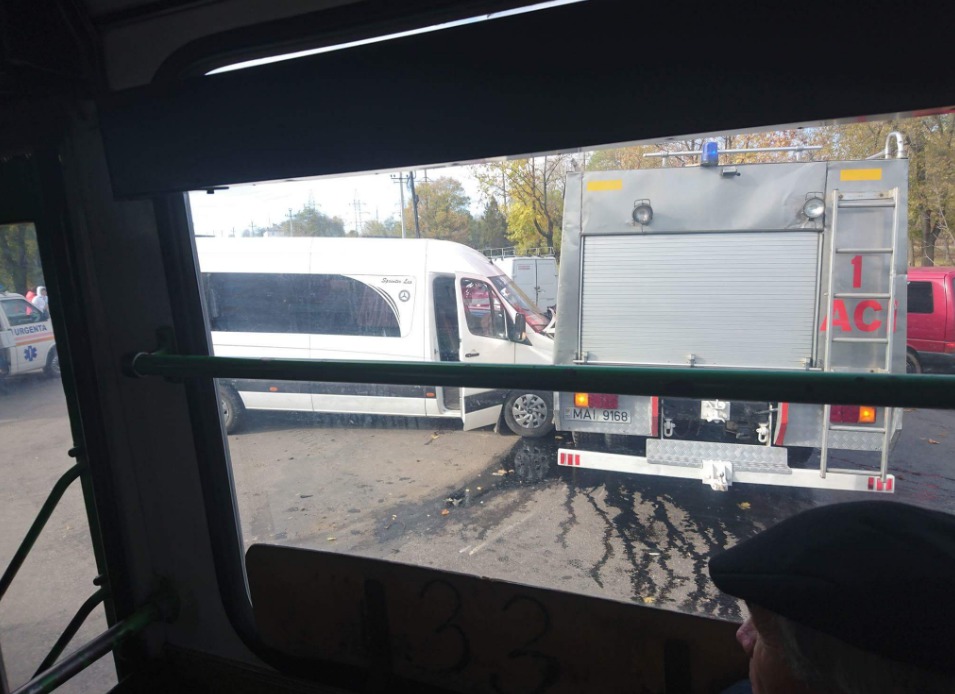 В Кишиневе маршрутка врезалась в пожарную машину