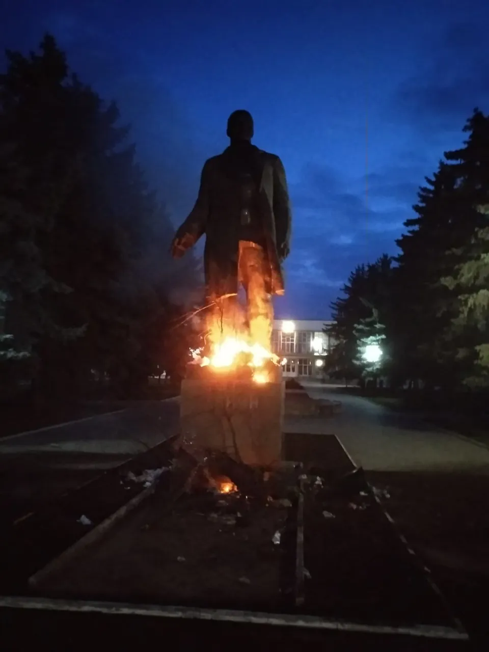 В Новых Аненах подожгли памятник Ленину