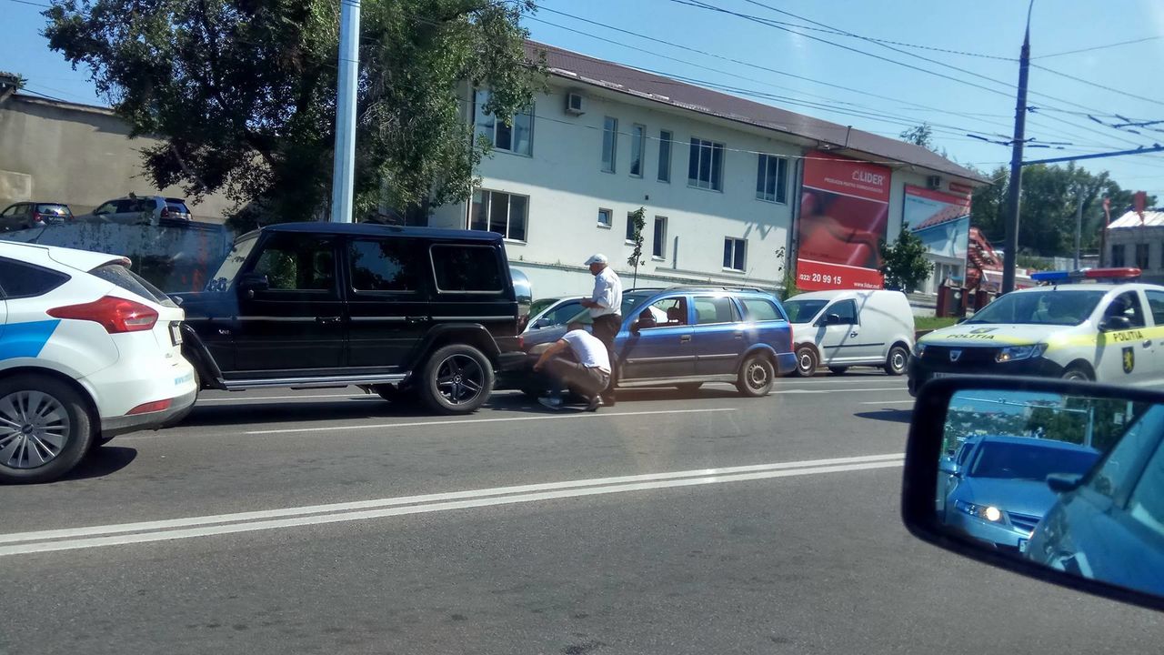 Ghinionistul care a lovit un G-Class. Reacția bisericească
