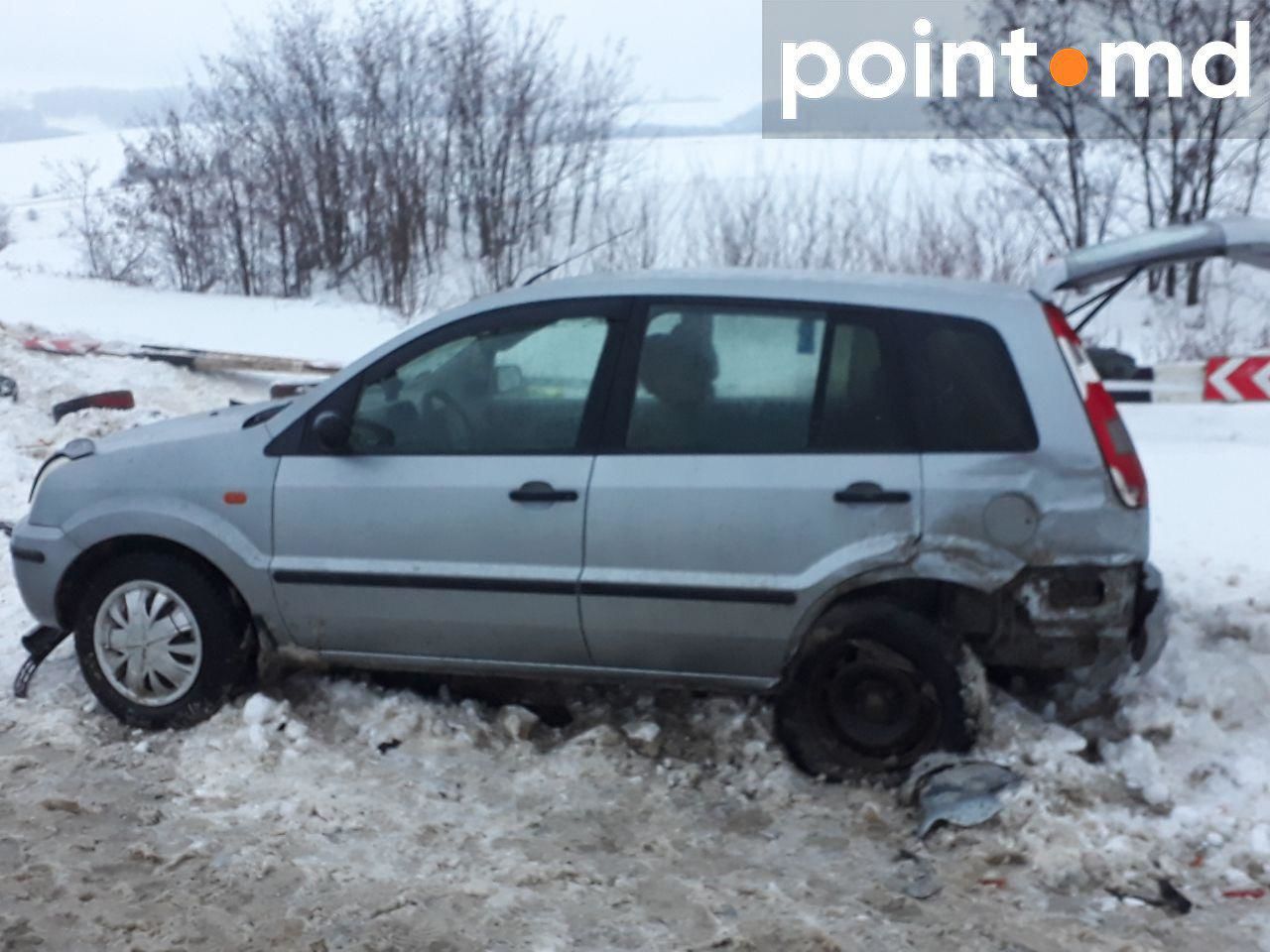 Попавший в ДТП мужчина вышел из машины и погиб под колесами другого авто