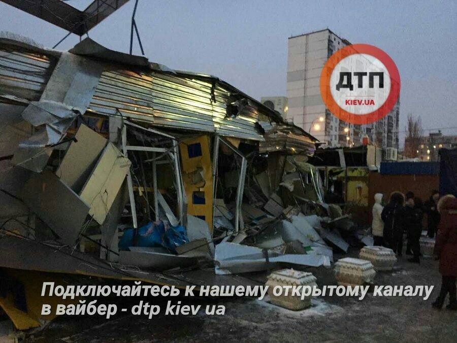 Трактористы в балаклавах уничтожили рынок в Киеве