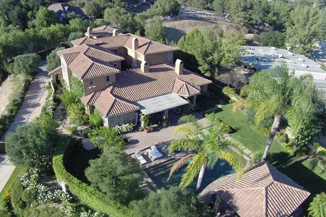 «Мисс Калифорния» осудила Селену Гомес после ее истерики из-за депортации мигрантов