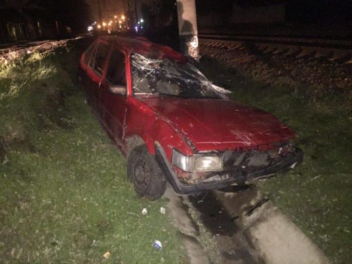 В Одессе пассажирский поезд раздавил застрявший на рельсах автомобиль