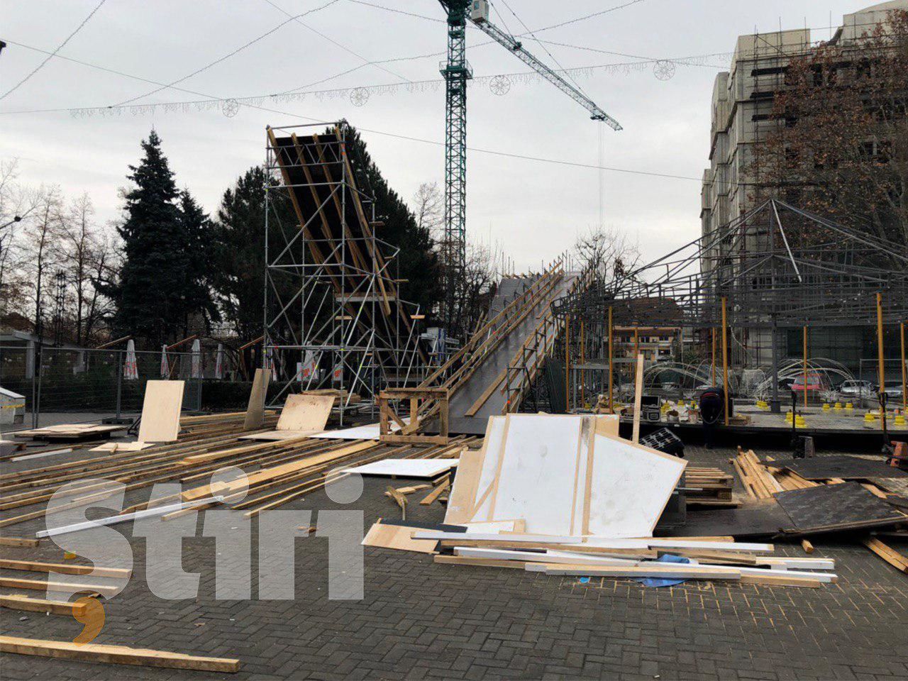 На главной площади столицы начали устанавливать новогоднюю елку