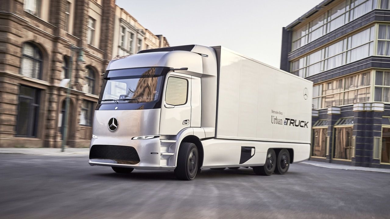 Электрогрузовик Mercedes-Benz идет в комплекте с часами