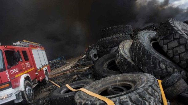 Пожар на свалке шин в Испании: тысячи эвакуированы