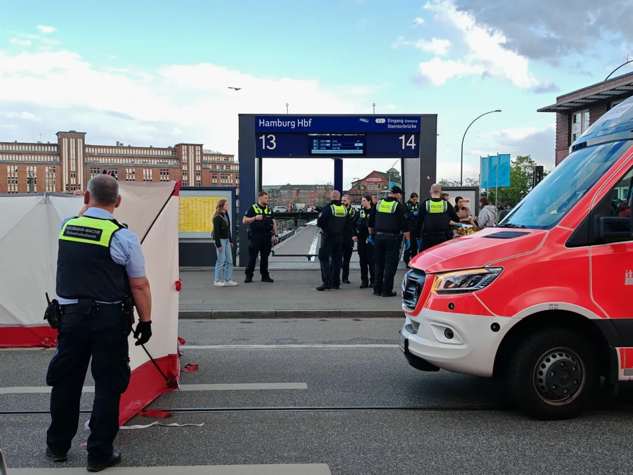 Atac cu cuțitul la gara centrală din Hamburg: Sunt persoane rănite