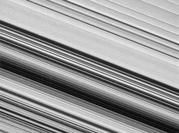 NASA опубликовало снимки колец Сатурна с высоким разрешением
