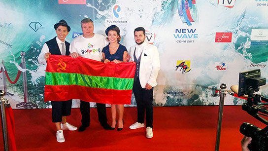 Interpreţi moldoveni, cu drapelul Transnistriei la un concurs din Rusia. Dodon, mândru