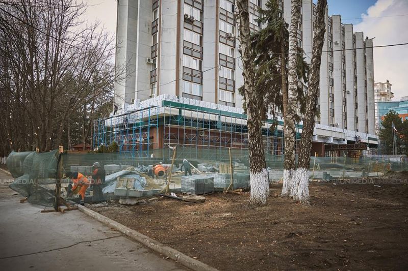 В Доме профсоюзов проводится ремонт и благоустройство территории