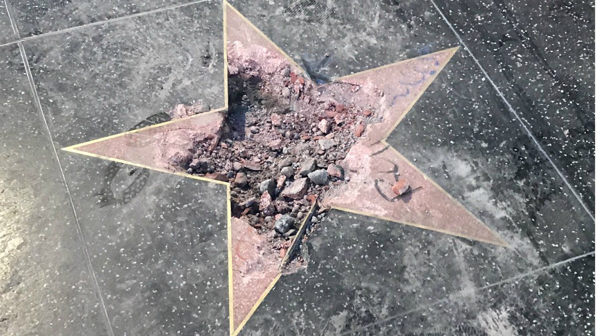 Звезду Трампа на "Аллее славы" разнесли в крошки