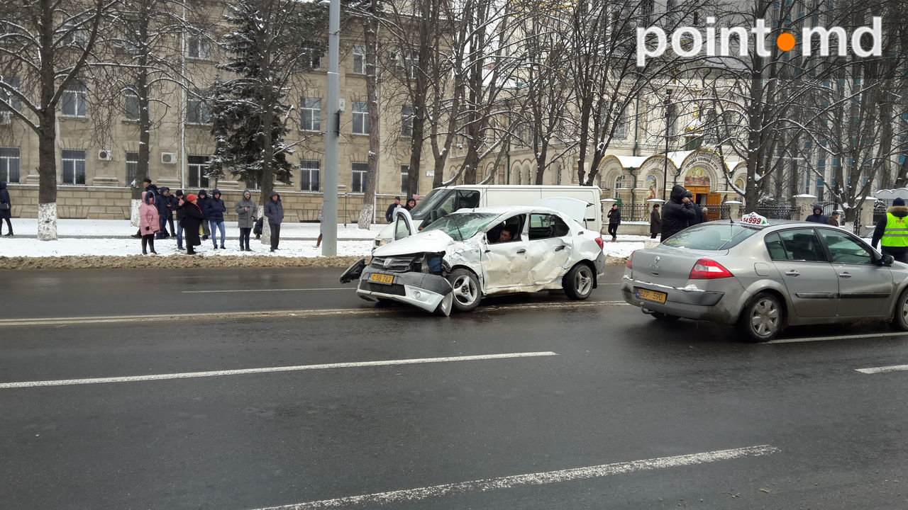 Accident mortal în Capitală: Un troleibuz, ciocnit cu un taxi. Cine e victima