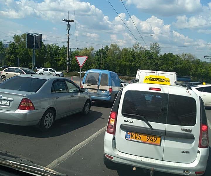 На Рышкановке столкнулись рейсовый автобус и машина такси