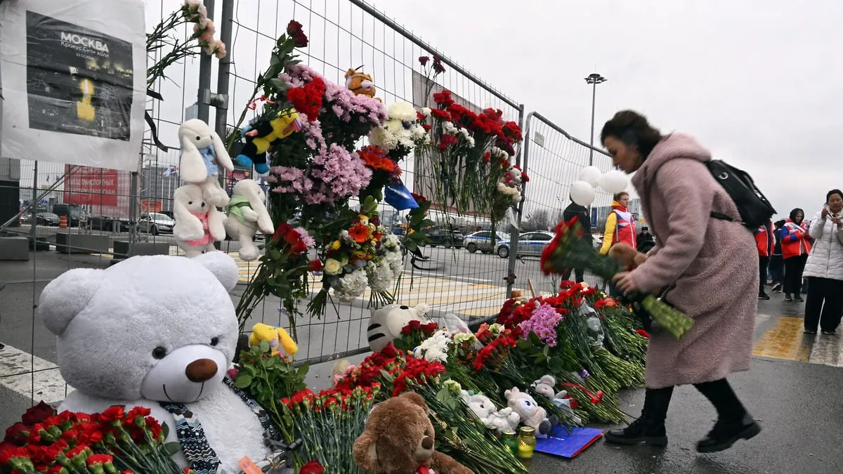 У «Крокус Сити Холла» возлагают цветы: в России - день траура