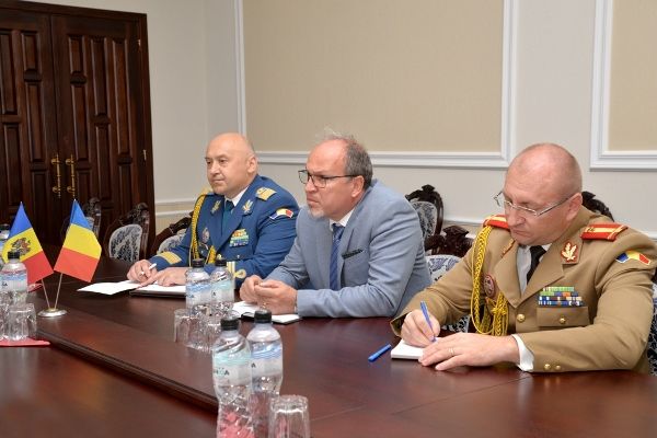 Посол Румынии поздравил с назначением на должность нового министра обороны