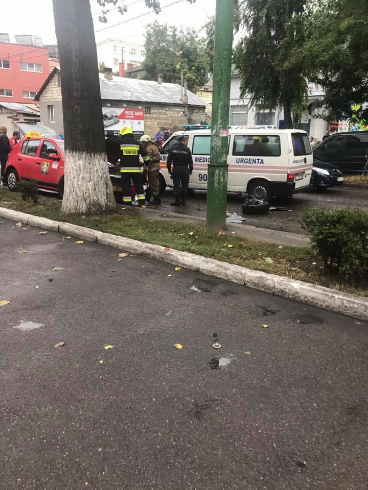 В Кишиневе в аварии разбились две машины, понадобилась помощь пожарных