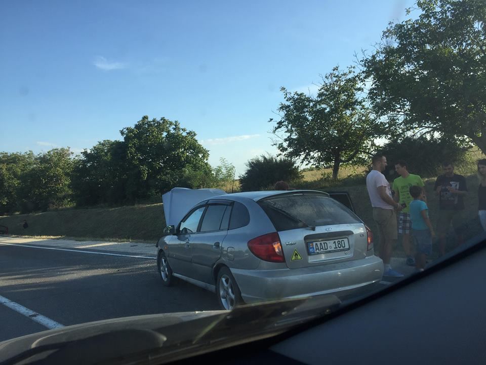 На трассе Кишинев - Оргеев в результате ДТП машина угодила в кювет