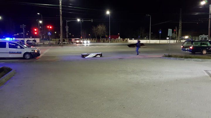 Scene sinistre la Arad. Momentul în care o maşină de pompe funebre îşi pierde mortul pe drum